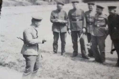 zwei tolle alte Fotos - Soldaten Ausbildung ? Signalgeber mit Kelle ???