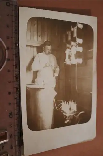 tolles altes  Foto - Elektriker ?? bei der Arbeit - Hochspannung ?? 1916