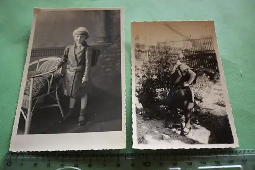 zwei tolle alte Fotos - junges Mädchen im Ledermantel mit Schulranzen- 20-30er