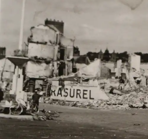 interessantes altes Foto - zerstörte Stadt - Frankreich ? Rasurel  ???