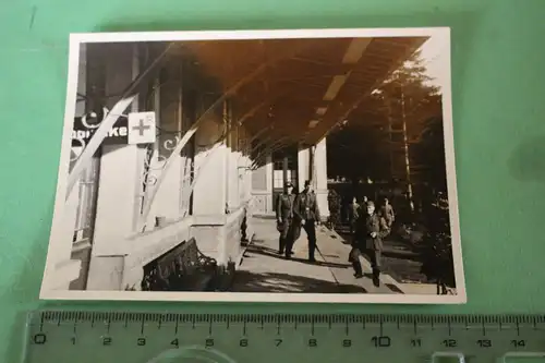 tolles altes Foto - Soldaten - Apotheke Rotes Kreuz mit Div. Wappen ??