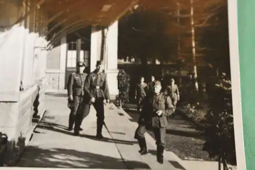 tolles altes Foto - Soldaten - Apotheke Rotes Kreuz mit Div. Wappen ??