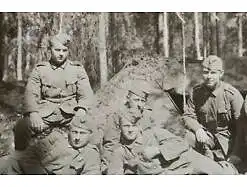tolles altes Negativ - Gruppe Soldaten mit Zelt im Wald 