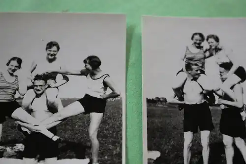 zwei tolle alte Fotos - Spass auf der Wiese - drei hübsche Frauen und zwei Männe