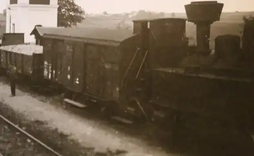 tolles altes Foto -  Dampflokomotive mit Güterwaggons - Ort ?? 30-40er Jahre ?