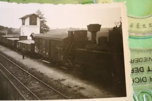 tolles altes Foto -  Dampflokomotive mit Güterwaggons - Ort ?? 30-40er Jahre ?