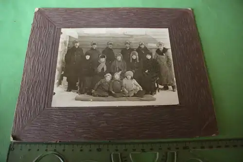 tolles altes Foto - Gruppenfoto - alle in Winterkleidung - Pelzmützen