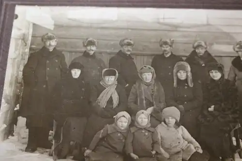 tolles altes Foto - Gruppenfoto - alle in Winterkleidung - Pelzmützen