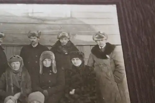 tolles altes Foto - Gruppenfoto - alle in Winterkleidung - Pelzmützen