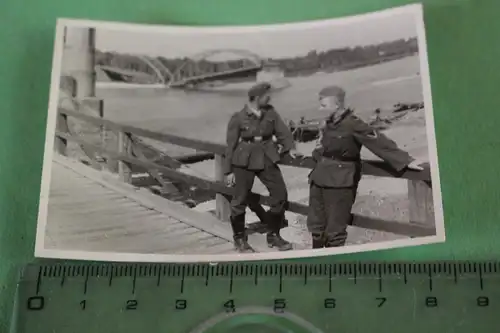tolles altes Foto - Soldaten an einer zerstörten Brücke