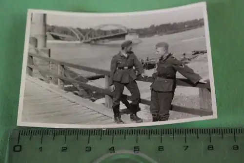 tolles altes Foto - Soldaten an einer zerstörten Brücke 