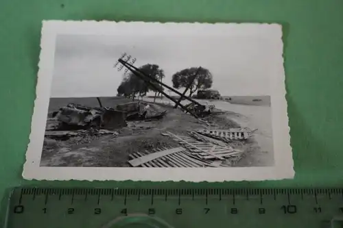 altes Foto - ausgebrannte Fahrzeuge bei Rawa-Ruska - Ukraine 