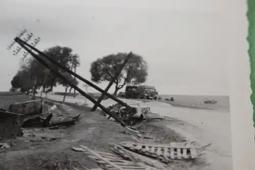 altes Foto - ausgebrannte Fahrzeuge bei Rawa-Ruska - Ukraine