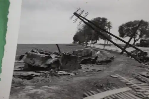 altes Foto - ausgebrannte Fahrzeuge bei Rawa-Ruska - Ukraine