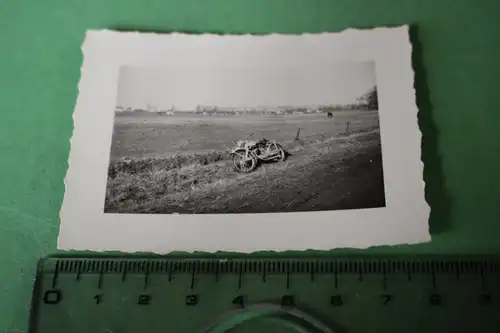 tolles altes Foto -  Oldtimer Motorrad liegt am Wegesrand