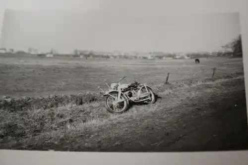 tolles altes Foto -  Oldtimer Motorrad liegt am Wegesrand