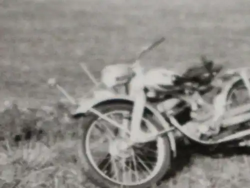 tolles altes Foto -  Oldtimer Motorrad liegt am Wegesrand