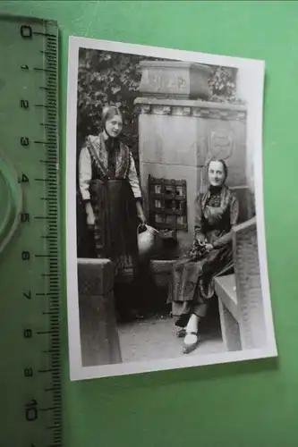 tolles altes Foto -  zwei Frauen in Tracht an einer Wasserquelle ? Wappen