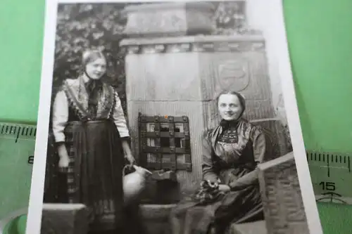 tolles altes Foto -  zwei Frauen in Tracht an einer Wasserquelle ? Wappen