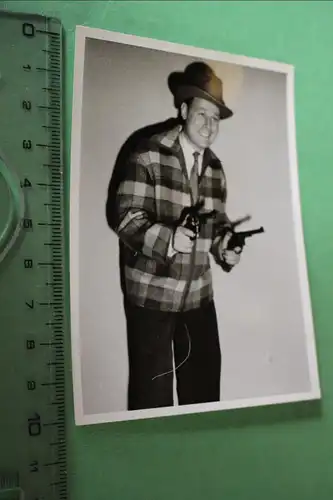 tolles altes Foto -  Mann mit zwei Revolvern in der Hand - Fasching ??? Gangster