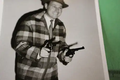 tolles altes Foto -  Mann mit zwei Revolvern in der Hand - Fasching ??? Gangster