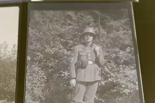 vier tolle alte Negative - Soldaten mit Stahlhelm - Wache usw.