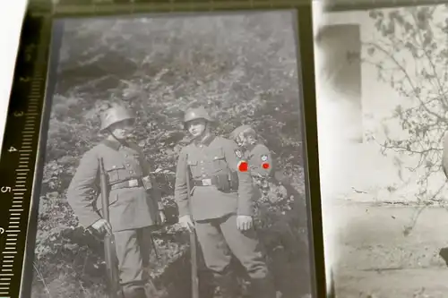 vier tolle alte Negative - Soldaten mit Stahlhelm - Wache usw.