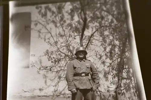 vier tolle alte Negative - Soldaten mit Stahlhelm - Wache usw.