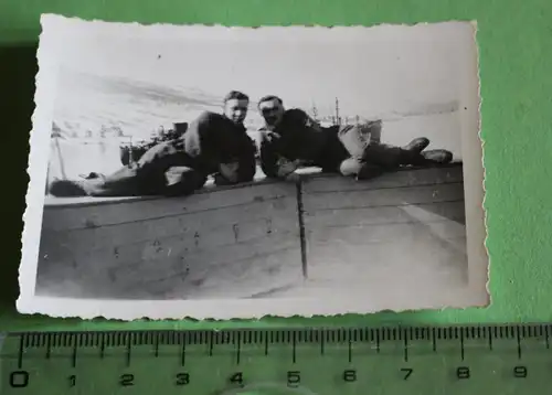 tolles altes Foto - Zwei Soldaten liegen auf Hafenmauer ??