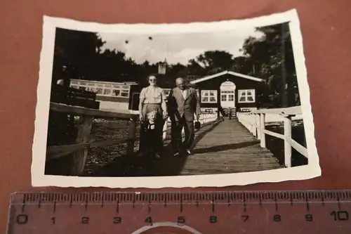 tolles altes Foto -  Familie auf einem Steg  Uklei Fährhaus