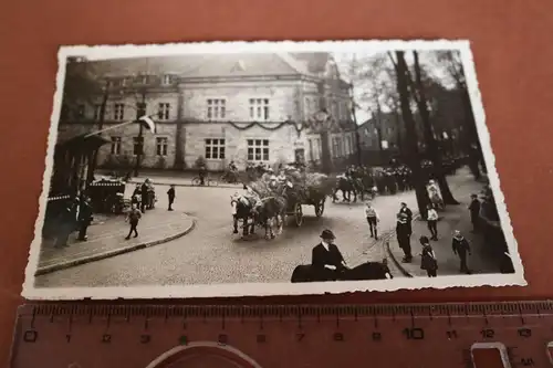 tolles altes Foto - Festumzug in einer Stadt - Gebäude - 30-40er Jahre - Ort ???