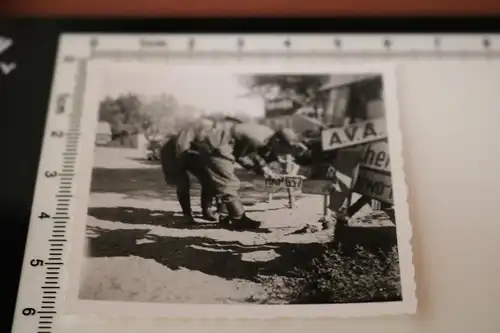 tolles altes Foto -  Schilderwald - Soldaten stellen Schild auf HKP  637 ??