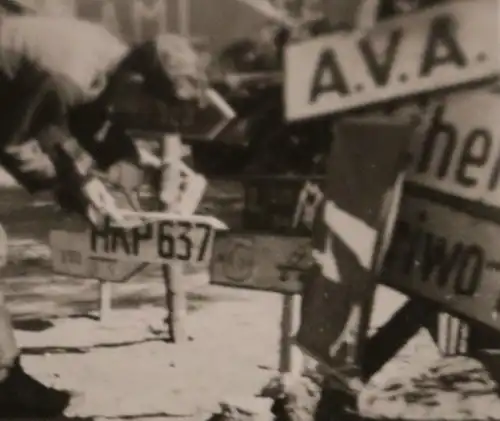 tolles altes Foto -  Schilderwald - Soldaten stellen Schild auf HKP  637 ??