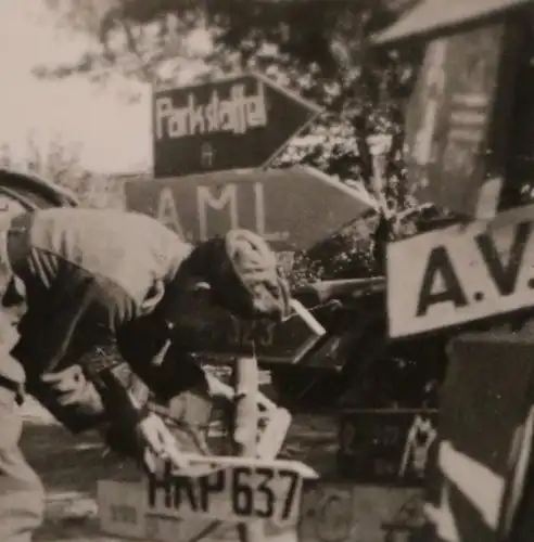 tolles altes Foto -  Schilderwald - Soldaten stellen Schild auf HKP  637 ??