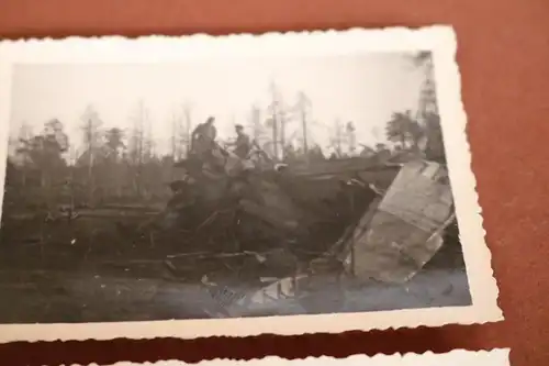 zwei  alte Fotos -  abgeschossenes deutsches Flugzeug - Russland ???