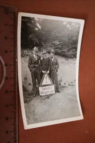 tolles altes Foto - drei Männer mit Strassenschild  Schlechte Wegstrecke 1945