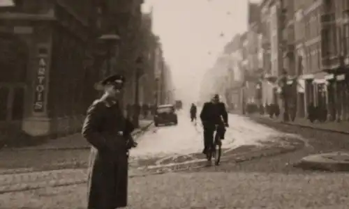 tolles altes Foto - deutscher Soldat in Frankreich ?? Hotel ?? Artois