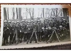 zwei tolle alte Fotos  Gruppe Soldaten Schulschiessen 4. E. Pi. 34 - Koblenz ?