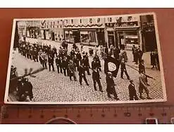 altes Foto - Verein marschiert durch Strasse - Ort ??? 20er Jahre