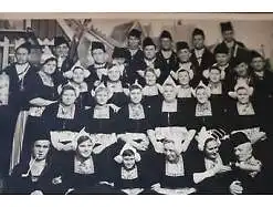 tolles altes Gruppenfoto - Niederländer in Tracht Bols Flasche , Volendam