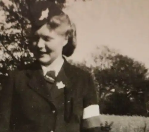 zwei tolle alte Fotos - Frau in mir unbekannter Uniform ??? Mai 1943