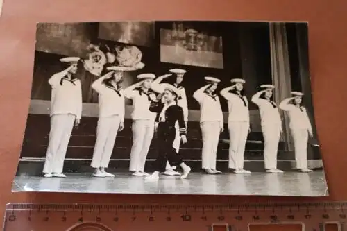 tolles altes Foto -  Mädchen in Matrosenuniformen - Theater ? Ostrava 1970