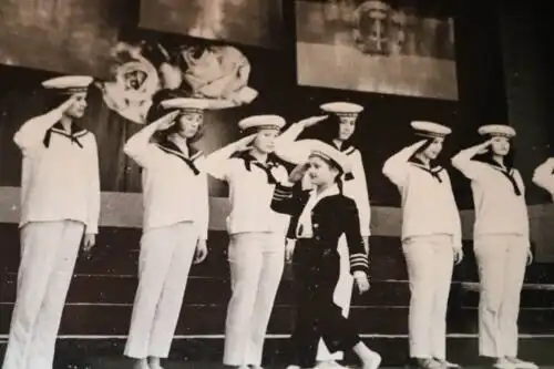 tolles altes Foto -  Mädchen in Matrosenuniformen - Theater ? Ostrava 1970