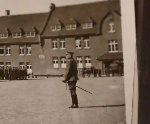 19 tolle alte Negative und Fotos Soldaten , Offiziere - Kaserne - Ort ???