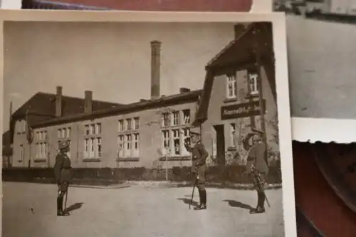 19 tolle alte Negative und Fotos Soldaten , Offiziere - Kaserne - Ort ???