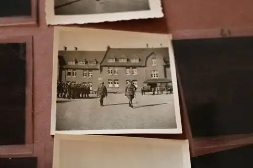 19 tolle alte Negative und Fotos Soldaten , Offiziere - Kaserne - Ort ???