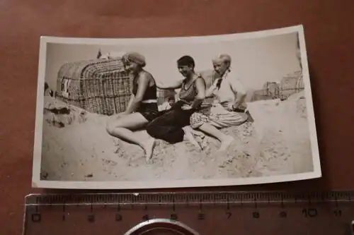 tolles altes Foto - drei hübsche Frauen am Strand  20-30er Jahre
