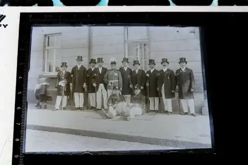 tolles altes Glasnegativ  Gruppenfoto - Männer mit Zylinder und Soldat mit Orden