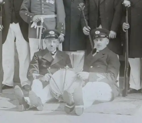 tolles altes Glasnegativ  Gruppenfoto - Männer mit Zylinder und Soldat mit Orden