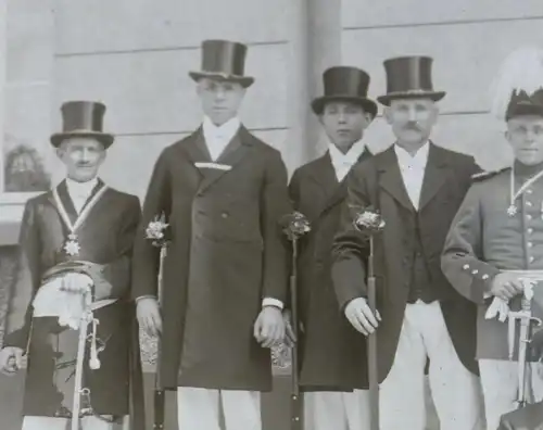 tolles altes Glasnegativ  Gruppenfoto - Männer mit Zylinder und Soldat mit Orden